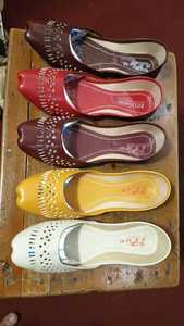 Pantoufles Pakistanaises Khussa pour Filles Fantaisie Brodé Logo En Relief Couleurs Mixtes Respirant PVC/PU Semelle Intérieure pour Usage Extérieur - Product Image 2