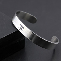 Acier inoxydable Namaste Aum Ohm Om Gravure Manchette Bracelet Bracelet pour Hommes Femmes OM Symbole Hindou Hindouisme Yoga Bijoux Cadeau