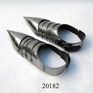 Paire de chaussures en forme d'armure médiéval, créative et moderne, extracteur - Product Image 1