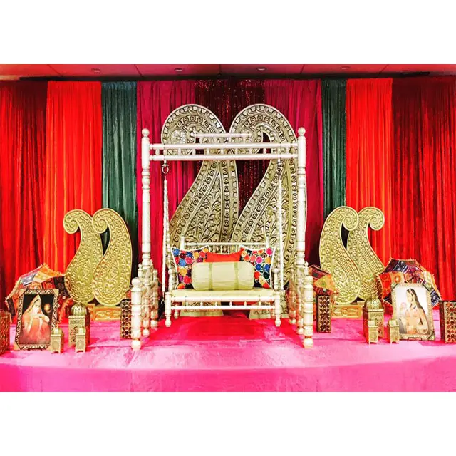 멋진 Mehendi 의식 장식 무대 완벽한 인도 결혼식 Mehndi 무대 인상적인 Mehndi Sangeet 무대 장식