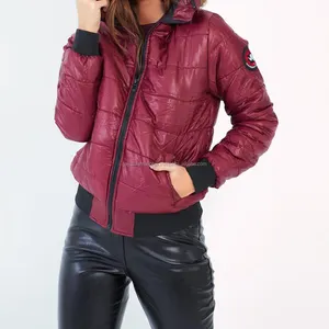 Piumino trapuntato con cappuccio in pelliccia da donna in raso rosso ad alta lucentezza reversibile imbottito invernale da donna