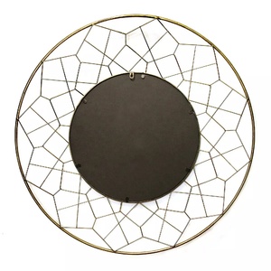 Espejo de pared redondo con detalles geométricos dorados, marco de Metal que asegura una larga duración - Product Image 4
