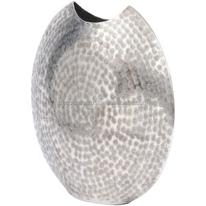 Vase ellipse en métal aluminium argenté martelé pour décoration intérieure et dessus de table - Product Image 1