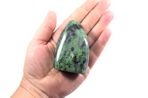 Figurine unique de forme libre Ruby Zoisite de haute qualité, faite à la main en Inde pour le Feng Shui, la croissance spirituelle et les vibrations positives - Product Image 3