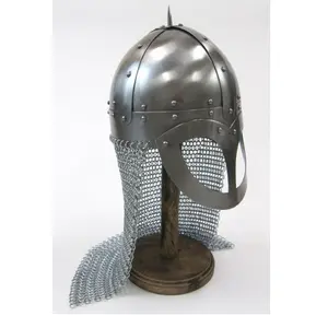 Medievel Viking眼镜头盔，在战斗中使用链邮件