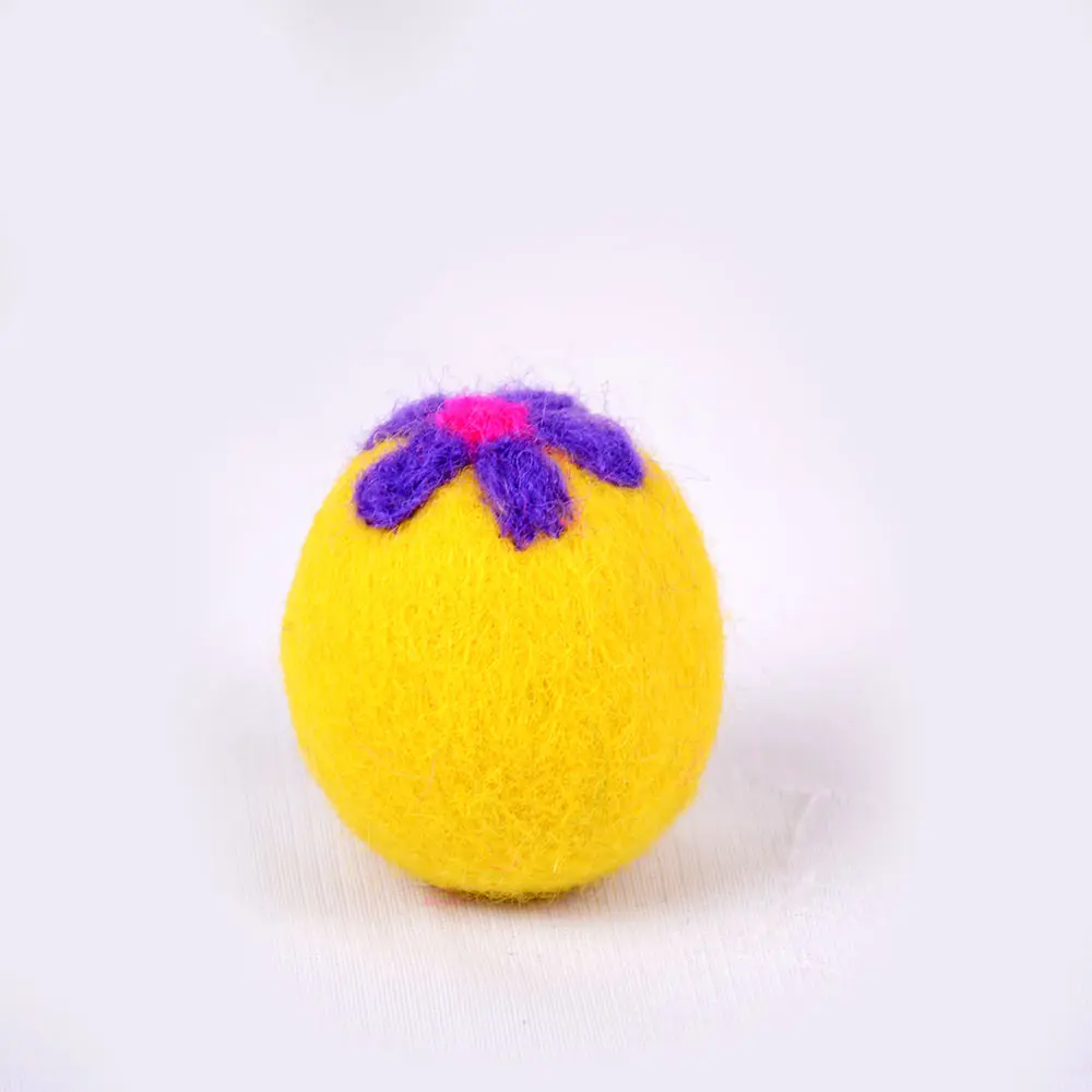 Woll-Eier kugeln zur Dekoration in Gelb