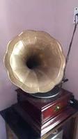 Lecteur de gramophone en laiton et bois de haute qualité de style moderne en vente Trombone