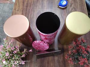 Urne triple en laiton de 9 pouces de style américain Fournitures funéraires pour adultes par Brassworld Inde Mémorial en métal de type trépied - Product Image 5