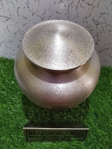 โกศศพแบบอเมริกันทำมือจากไม้และทองเหลือง ยี่ห้อ Brassworld India รุ่น FU-3001 สำหรับบรรจุอัฐิของผู้ใหญ่ ผลิตในอินเดีย - Product Image 3