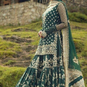 ÉBLOUISSANT et ÉLÉGANT INDIEN/PAKISTANAIS BRODERIE SUR DE MARIÉE KAMEEZ--LEHENGA ROBE Embelli ZARDOZI travail pour le Mariage @ 2021 - Product Image 1