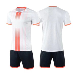 Service OEM Couleurs dégradées Ensembles de vêtements de football Ensembles de chemises et shorts d'entraînement de football respirants par la norme internationale - Product Image 3