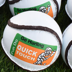 Balle de hurlement Orange GAA Quick Touch avec logo personnalisé Club Crest Design pour les sports de plein air - Product Image 2