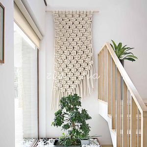 Grande suspension murale en macramé ethnique traditionnelle - Product Image 1