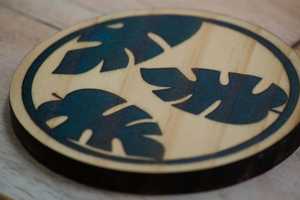 Posavasos de madera de resina, hojas tropicales - Product Image 3