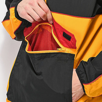Veste coupe-vent pour homme à coupe classique avec blocs de couleur, poche kangourou et poche zippée sur le devant