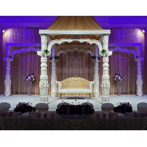 Decoración de Mandap en Tendencia para Bodas Tradicionales, Diseño de Escenario Mandap Blanco para Bodas Indias, Mandap Blanco Estético con Escenario Integrado - Product Image 1