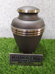 Urne en aluminium avec applique de rose, style américain, articles funéraires Brassworld India - Product Image 6