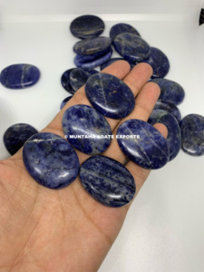 Pierre d'inquiétude de sodalite de qualité supérieure magnifiquement polie pour le massage du pouce et la méditation Autre produit d'artisanat en cristal - Product Image 3