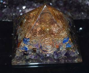 Pirámides de orgón de energía de amatista Feng Shui talladas con protección de técnica de grabado de EMF hechas de material de piedras preciosas - Product Image 2