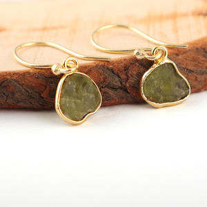 Boucles d'oreilles pendantes en pierres précieuses non coupées péridot brut naturel de qualité supérieure ensemble de lunette plaquée or boucles d'oreilles pendantes cadeau pour femme - Product Image 5
