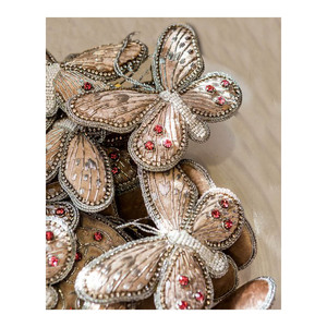 Adorno Colgante Bordado a Mano con Diseño de Mariposa Plateada - Product Image 1