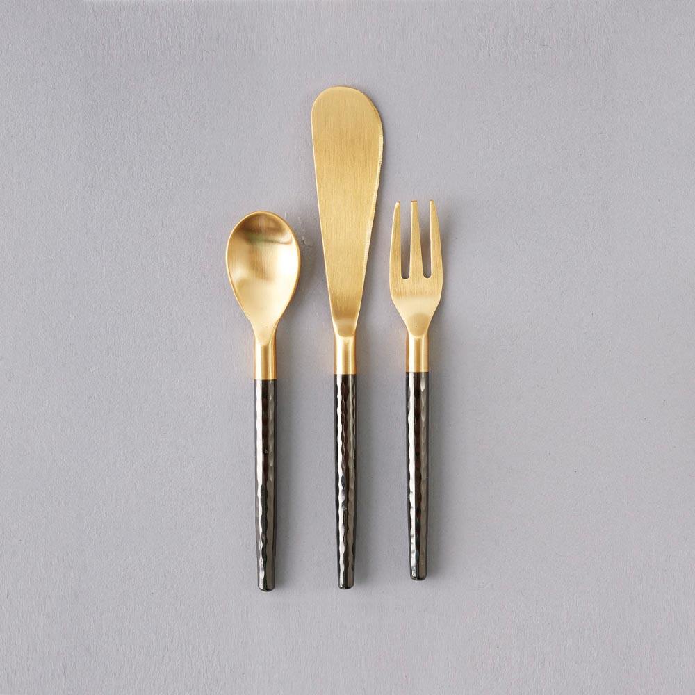 สีดำและสีทอง