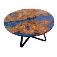 Tavolino rotondo realizzato interamente a mano con legno di ulivo e resina epossidica blu per l'ufficio e la caffetteria del ristorante di casa
