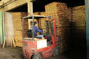 2020 recién llegado tableros articulados de Vietnam con lijado de grietas en paletas de madera de caucho - Product Image 4