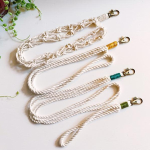 Llavero de macramé hecho a mano, Felicidad - Product Image 1