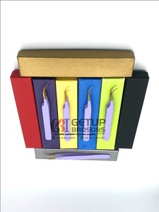 แหนบต่อขนตาปลอมปลายโค้งสีทองแบบมืออาชีพอุปกรณ์เสริมความงามออกแบบโลโก้ได้ตามต้องการ - Product Image 2