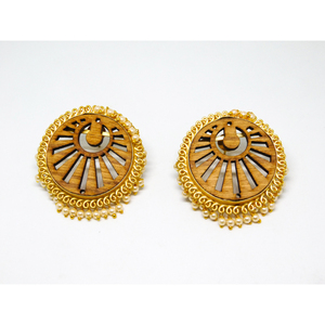 Boucles d'oreille pour filles et femmes, bijoux tendance, finition mate dorée, carré en bois, fait à la main - Product Image 1