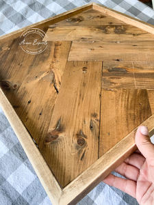 Plateau carré en bois rustique fait main avec motif chevron pour servir des collations au petit-déjeuner ou comme accent de table décoratif - Product Image 2