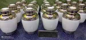 Urna de cremación de latón de estilo americano tradicional de Brassworld India Suministros funerarios de metal de calidad para adultos - Product Image 5