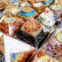 Pyramide d'orgonite, pierres précieuses, 7 chakras, géométrie sacrée, quartz, tourmaline, cristal