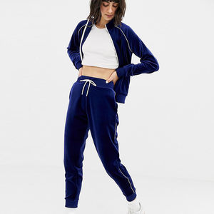 Trajes de Yoga de terciopelo verde con bordado estampado personalizado para mujer Ropa de fitness de calidad premium - Product Image 4