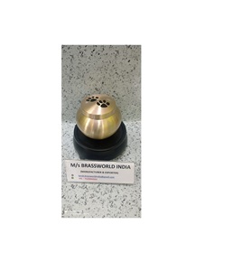 Laiton doré de Brassworld India avec urne pour animaux de compagnie Odyssey en PET noir PAW Print-Fournitures funéraires de qualité supérieure - Product Image 1