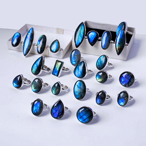 Juego de anillos clásicos de labradorita con cuentas de piedras preciosas facetadas azules Anillos de pegamento de rubí cabujón de Lote de joyería de labradorita azul natural - Product Image 1