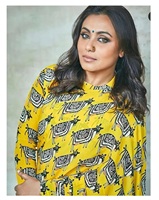 Actrice de Bollywood Ranimukherjee porte un sari en soie crêpe pure imprimé numérique de couleur jaune soleil avec un chemisier à manches longues