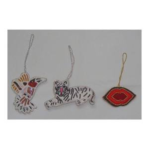 Ornement de Noël brodé à la main avec différents motifs artistiques - Product Image 1