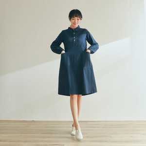 Robe de soirée pour femme, tendance, dernière tendance, design tendance, couleur marine, tissu crêpe, col rabattu, manches longues, longueur genoux, ornée de perles - Product Image 1