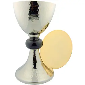 Catholic Christian Metal Chalice With Nickel Plating Finishing Round Shape Hammered Design With Golden Paten For Drinking