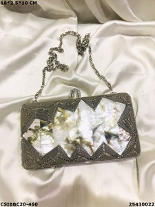 Bolso de noche de nácar con estilo hecho a mano para bodas y fiestas con monedero de latón de diseñador - Product Image 4