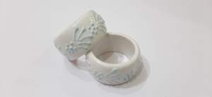 Ensemble fait main de deux ronds de serviette en céramique blanche porte-serviettes décoratifs pour la table à manger pour les mariages d'autres occasions - Product Image 2