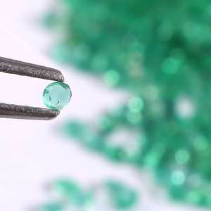 อัญมณีมรกตธรรมชาติราคาส่งอัญมณีกลมเหลี่ยมเพชรพลอยขนาด1.5มม. ถึง4มม - Product Image 2