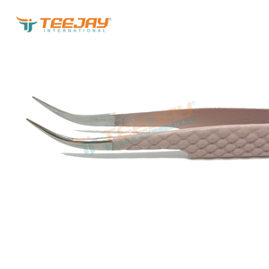 Pince à épiler TEEJAY en acier inoxydable rose poudré, courbée en J, pour volume et isolation, avec poignée diamantée, pointe ultra-fine, prise en main parfaite - Product Image 3