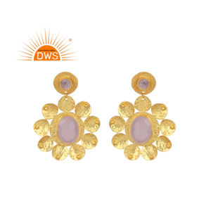 Hermosos Pendientes de Calcedonia Rosa, Pendientes de Latón Chapados en Oro con Textura, Proveedor de Joyería de Moda, Colección Clásica - Product Image 1