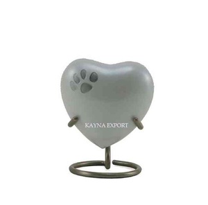 Urna Biodegradable Estilo Americano con Grabado de Huella, Acabado Marrón, 3 Pulgadas Cúbicas, para Cenizas de Mascotas - Product Image 3