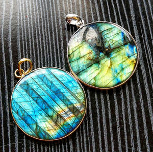 Collier délicat avec pendentif lune et étoile, perles de labradorite bleue naturelle, pendentifs en argent sterling 925, labradorite 8 mm facettée en forme de pièce de monnaie - Product Image 4