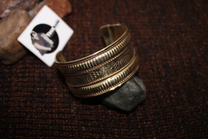 Precio al por mayor, accesorios tejidos a la moda para mujer, gemelos de latón y brazalete con tachuelas de perlas para fiestas y regalos - Product Image 3