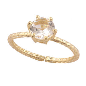 Bague minimaliste en pierres précieuses de coupe ronde minuscule quartz clair martelé texture bague en laiton plaqué or 18 carats bijoux de mode pour elle - Product Image 1